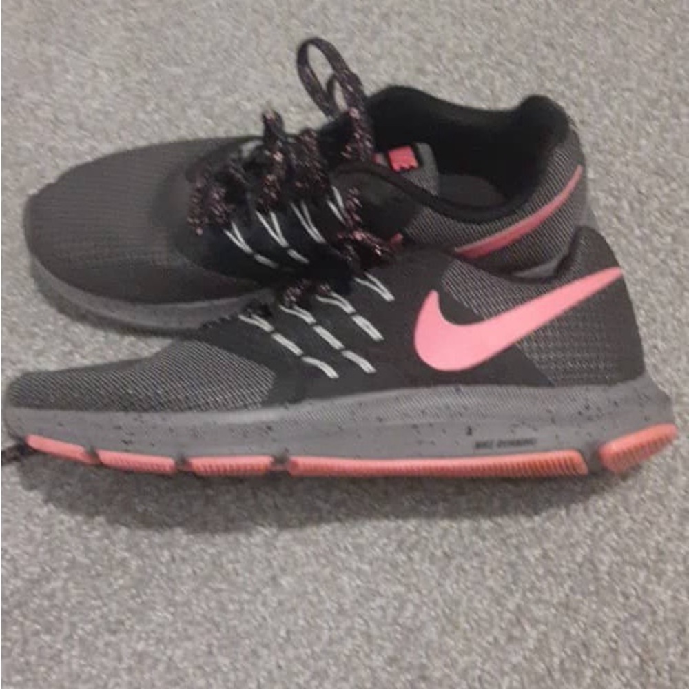 Nike run swift Women's Black and Pink Athletic Shoes
